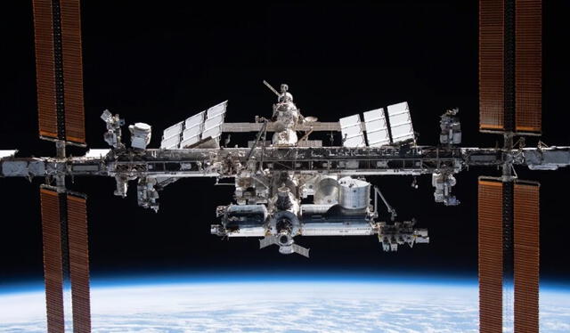 La Estación Espacial Internacional orbitando la Tierra. Foto: NASA   