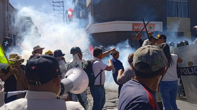 La PNP se enfrenta a los manifestantes. Foto: La República 