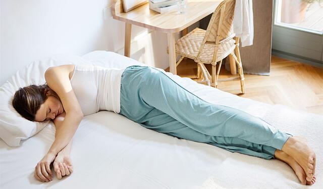  Mejorando tu posición al dormir cuidarás tus cervicales y espalda. Foto: Saber Vivir   