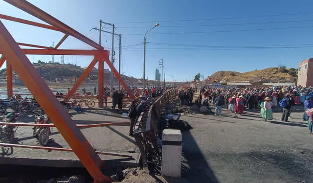  Decenas de aimaras bloquearon el puente internacional de Ilave. Foto: Liubomir Fernández/La República   