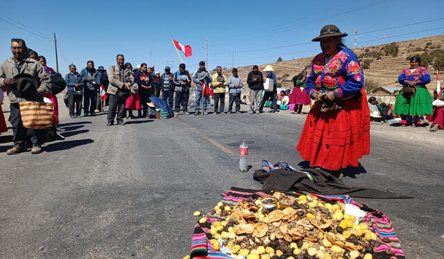  Ciudadanos en Puno almuerzan en jornada de protestas. Foto: Liubomir Fernández/La República<br><br>    