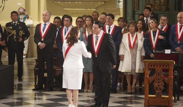 La mandataria decidió saludar a Alejandro Soto antes de sentarse en la silla que le asignaron para misa Te Deum. Foto: Carlos Félix/ La República   