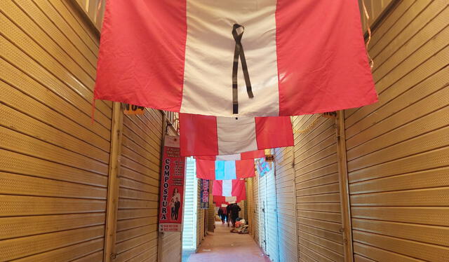  Centros comerciales de Puno tienen banderas con listones negros. Foto: Liubomir Fernández/ LR    