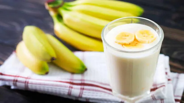 El batido de plátano puede ayudar a prevenir calambres musculares y a reducir la presión arterial. Foto: difusión   