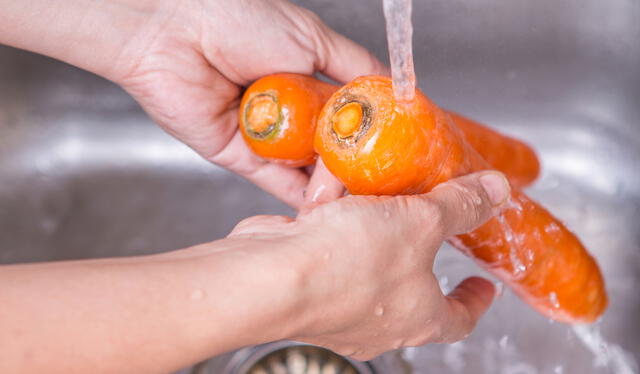 Debes lavar las zanahorias muy bien antes de ponerlas a hervir. Foto: difusión   