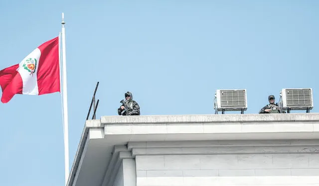  Armados. Efectivos policiales se mostraron vigilantes desde distintos puntos de la ciudad. Foto: Connie France   