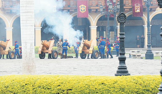  Salvas. Las calles solitarias del centro de Lima recibieron el estruendo de las salvas. Fue el anuncio de las celebraciones patrias. Foto: Marco Cotrina/La República   