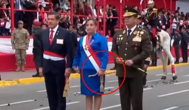  El bastón de mando que sostiene la presidenta Dina Boluarte esta hecho de madera. Foto: TV Perú   