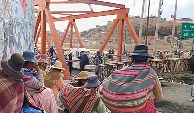  Las mujeres resguardan el puente internacional. Foto: captura de Liubomir/LR    