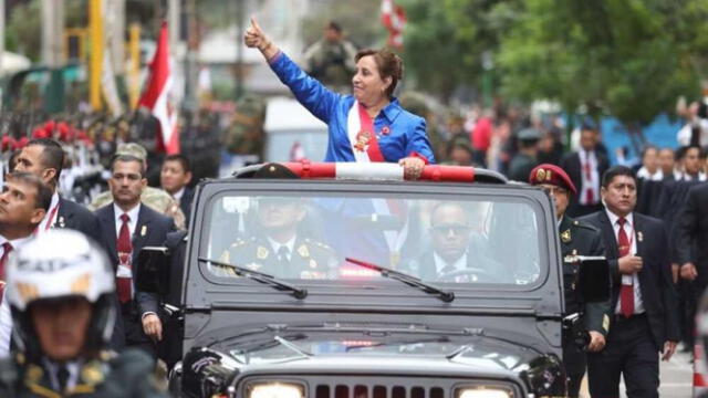 Dina Boluarte apareció en Jeep en la Parada Militar. Foto: Presidencia 