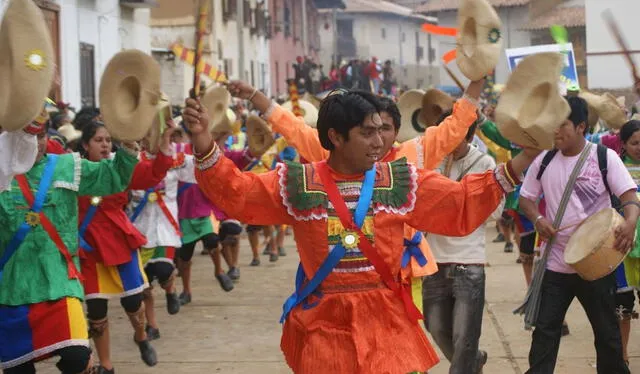  Contradanza de Huamachuco lleva trajes llamativos. Foto: Andina   