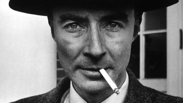 Robert Oppenheimer fumando