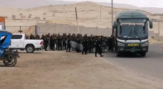 Fuerte contingente policial resguardó a la presidente Dina Bolauarte en Arequipa. Foto: captura/Radio Victoria   