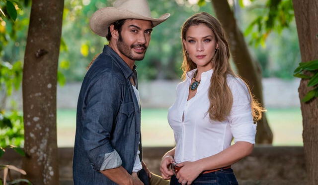 Andrés Palacios y Carolina Miranda protagonizan ‘Tierra de esperanza’ e interpretan a Santos y María Teresa, respectivamente. Foto: Univisión   