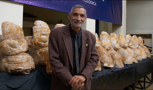  Mario Urbina junto a los huesos del Perucetus colossus, en el Museo Nacional de Historia UNMSM. Foto: Pilar Martínez   