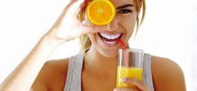  Beber un vaso de jugo de naranja cada mañana puede ser no muy beneficioso para la salud. Foto: Nutra Blog 