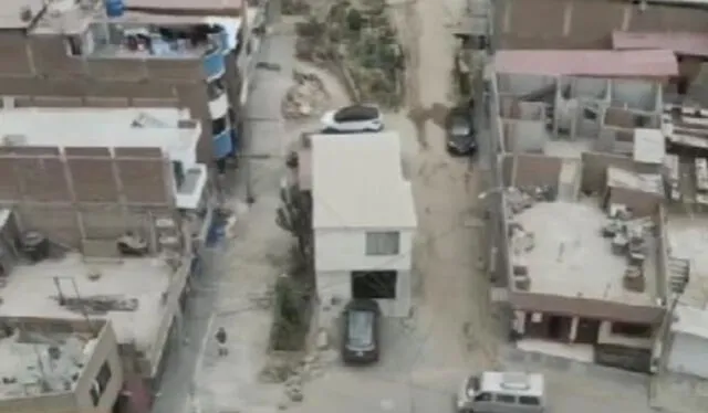 La casa de dos pisos fue construida en medio de la pista en San Juan de Lurigancho. Foto: Latina   