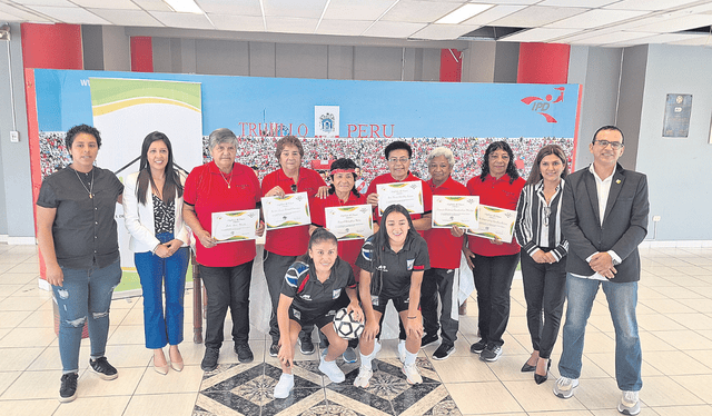  Con honor. Futbolistas recibieron de DeportVida un reconocimiento en la sala vip del Mansiche. Foto. difusión    