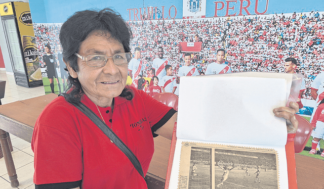  En portada. Raquel Antayhua muestra el recorte periodístico de la época que grafica su gol a mexicanas. Foto: difusión  