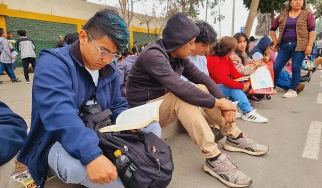 Momentos previos al ingreso del examen. Foto: Barbara Mamani/ La República   