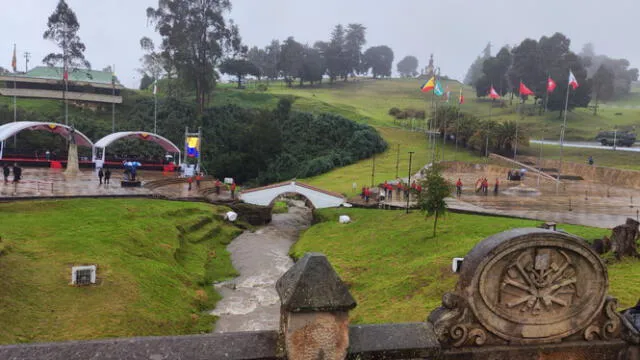 Así luce el Puente de Boyacá a poco de comenzar el desfile de conmemoración. Foto: Canal Institucional   