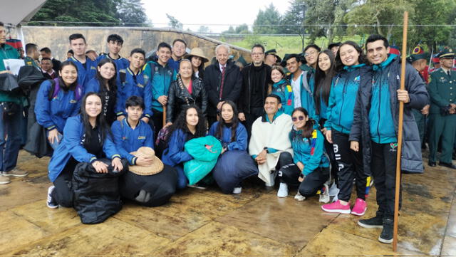 Jóvenes danzantes en compañía del ministro Juan David Correa. Foto: Linda Criollo   