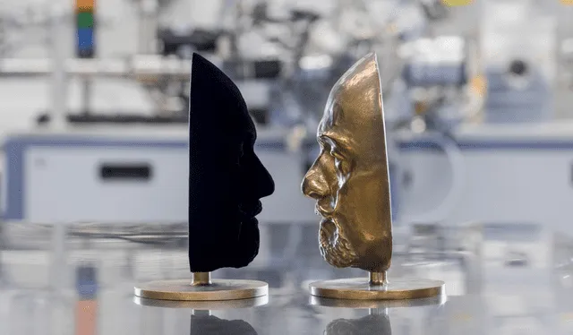  Un rostro humano revestido con vantablack al lado de otro que no. Foto: Surrey Nanosystems   