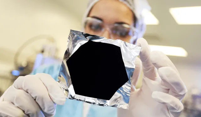  Vantablack sobre un papel de aluminio arrugado. El material refleja tan poca luz que es casi indistinguible de notar su textura. Foto: Surrey NanoSystems   