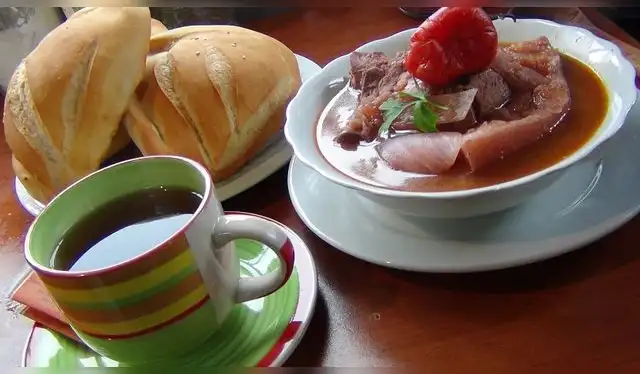 Pan de tres puntas acompaña al adobo arequipeño porque ambos se preparan con el concho de la chicha. Foto: LR   