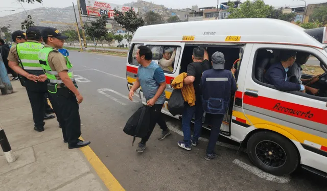 La PNP intervino la situación porque pasajeros resultan afectados. Foto: Karla Cruz/La República   