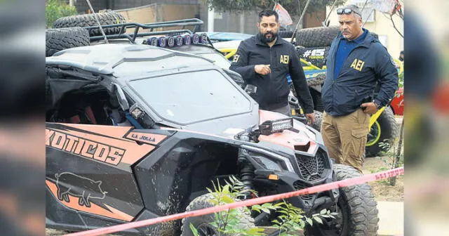  Carrera de la muerte. Dos agentes de la Policía contemplan uno de los vehículos todoterreno atacados en plena carrera. Foto: difusión   
