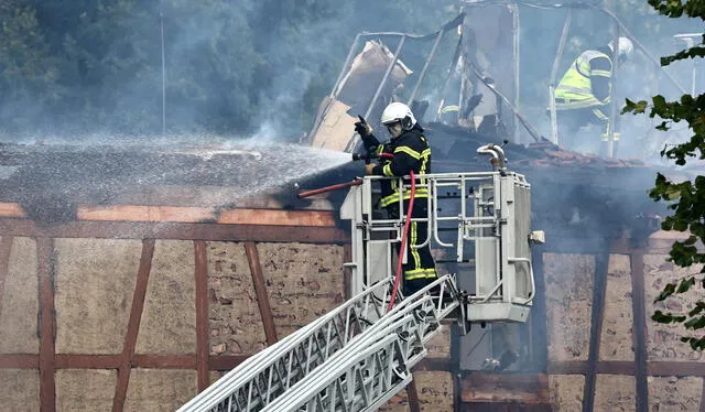 El incendio provocó que se desplome el segundo piso del albergue. Foto: AFP   