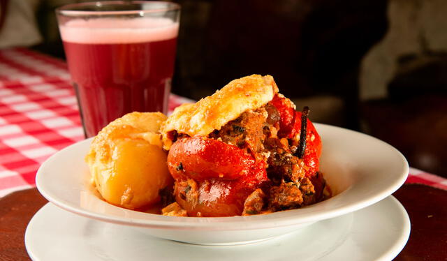 Rocoto relleno se puede acompañar con el pastel de papa. Foto: LR/archivo    