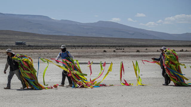  Con sogas comuneros cercan a las vicuñas para luego quitarles su pelaje. Foto: Rodrigo Talavera/La República   