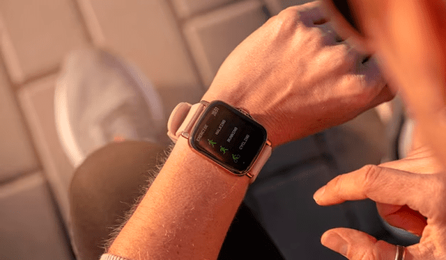  Una forma muy común de medir los pasos es con el uso de smartwatch. Foto: Freepik   