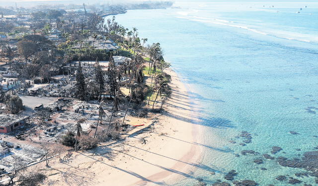  En cenizas. Viviendas y hoteles fueron alcanzados por el fuego. Foto: AFP   