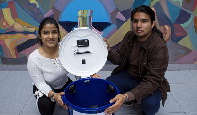 Fabiana Samamé y Hugo Gómez, creadores del repelente electrónico contra el dengue. Foto: La República   