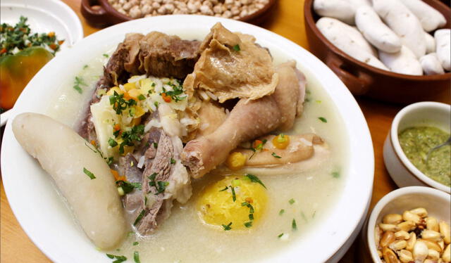  Caldo se prepara con varios tipos de carnes, pero es infaltable la carne de gallina. Foto: Sociedad Picantera de Arequipa   