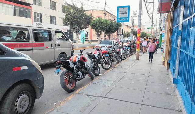  Infracción. En la avenida Sáenz Peña, así como la cuadra 8, en toda su longitud es usada por los vehículos para aparcar. Foto: Carlos Vásquez   
