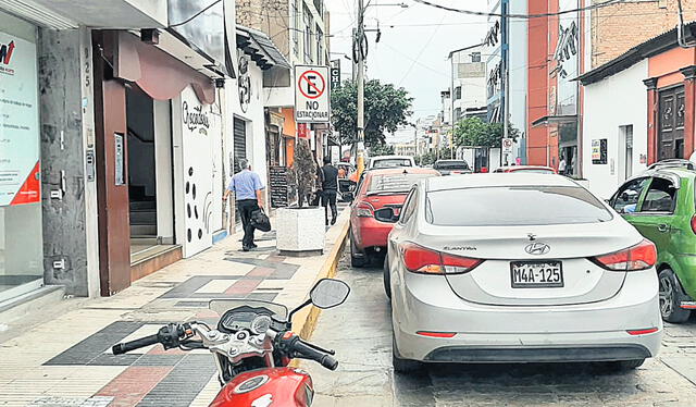  Vías sin autoridad. Pese a existir letreros que prohíben el estacionamiento, en la calle María Izaga no se cumplen. Foto: Carlos Vásquez   