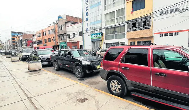  ¿Y la fiscalización? La cuadra 2 de la calle Colón, cerca del Parque Principal, es usada para el estacionamiento privado. Foto: Carlos Vásquez   