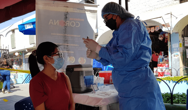  Vacunas a disposición. En los centros de salud se aplica de manera gratuita la influenza y la bivalente contra la COVID-19. Foto: La República.   