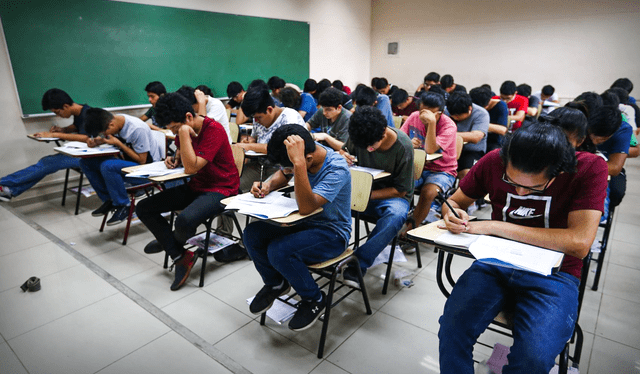 Postulantes rindiendo el examen de la San Marcos. Foto: Andina   