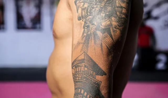  Un samurái empuñando la katana, uno de los tatuajes del luchador Daniel Marcos. Foto: John Reyes/ La República<br>   