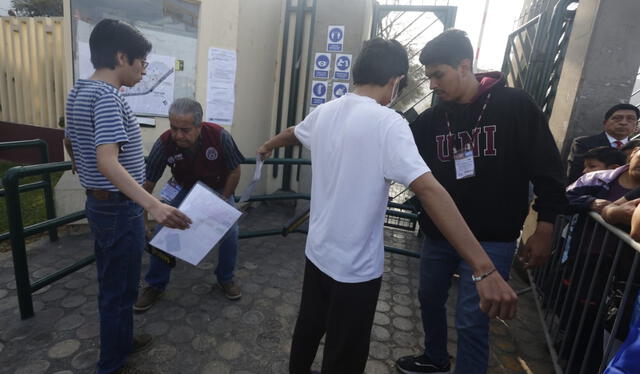 Postulantes pasaron por medidas de seguridad antes de su ingreso. Foto: Carlos Félix/ATU   