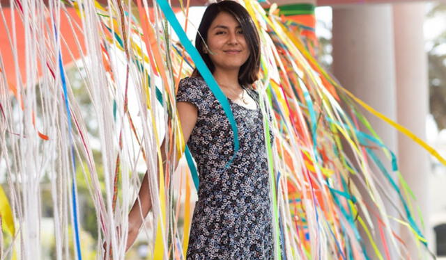 Madai Urteaga se graduó primera en su promoción de la carrera de Ciencia Política. Foto: Andina    