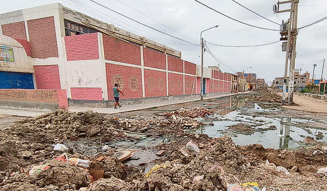  Chiclayo. Grandes montículos de tierra y colapso de desagüe afectan a más de 100 familias y 200 escolares en distrito de JLO. Foto: Emmanuel Moreno / URPI - La República   