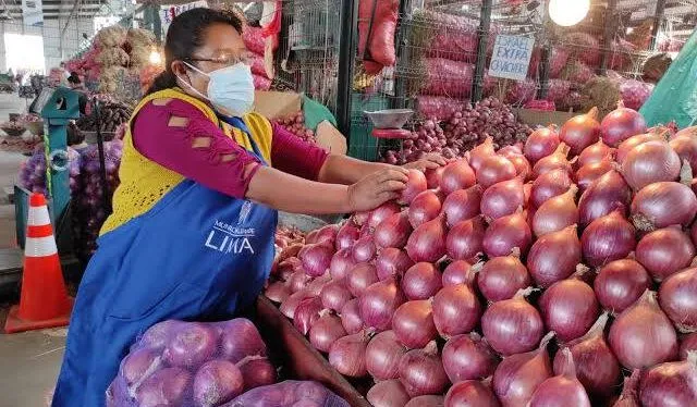  El precio de la cebolla subió más de 87% en el GMML. Foto: Andina   