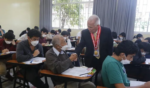  Rector de la UNI saluda al adulto mayor durante el examen. Foto: Carlos Félix   