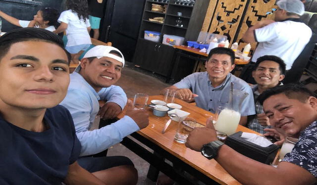  Kevin Pedraza (izquierda) en compañía de su padre y hermanos. Foto: cortesía    